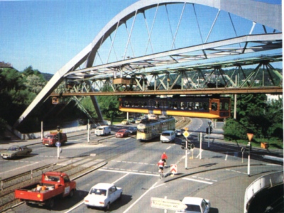 Die Schwebebahn ber der B7 in Elberfeld