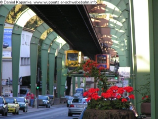 Schwebebahn �ber der Kaiserstra�e