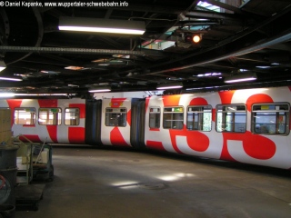 Abgestellte Schwebebahnen in der Wagenhalle