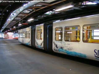 Abgestellte Schwebebahnen in der Wagenhalle