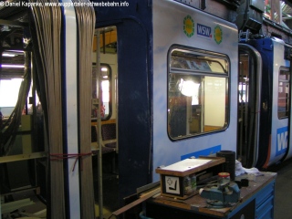 Hier wird eine Schwebebahn nach der Instandsetzung weider zusammen gebaut.