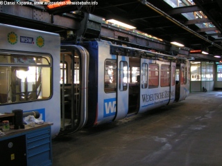 Hier wird eine Schwebebahn nach der Instandsetzung weider zusammen gebaut.