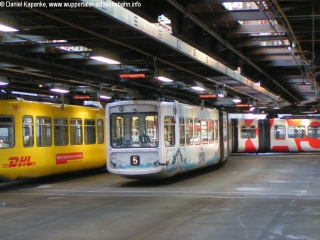 Abgestellte Schwebebahnen in der Wagenhalle