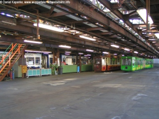 Abgestellte Schwebebahnen in der Wagenhalle