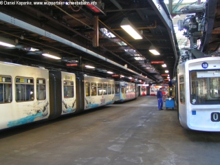 Abgestellte Schwebebahnen in der Wagenhalle