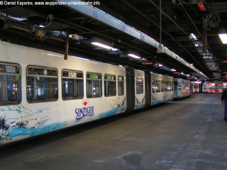 Abgestellte Schwebebahnen in der Wagenhalle