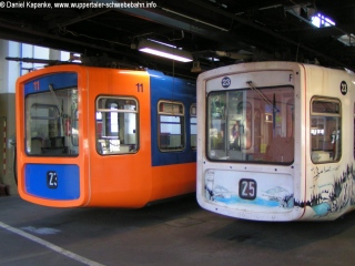 Abgestellte Schwebebahnen in der Wagenhalle