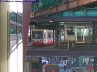 Blick aus der Wagenhalle auf die Station Vohwinkel